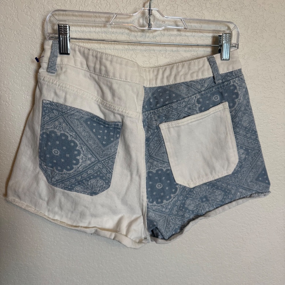 Western Coastal Cowgirl Vestique Bandana Print Denim Shorts Large Blue Cream - Picture 2 of 3